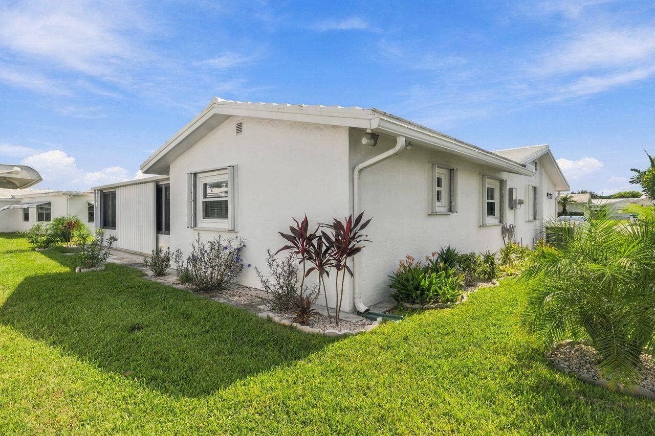 1707 SW 18th Street, Boynton Beach, FL 33426 Lots of side yard on both sides of the house