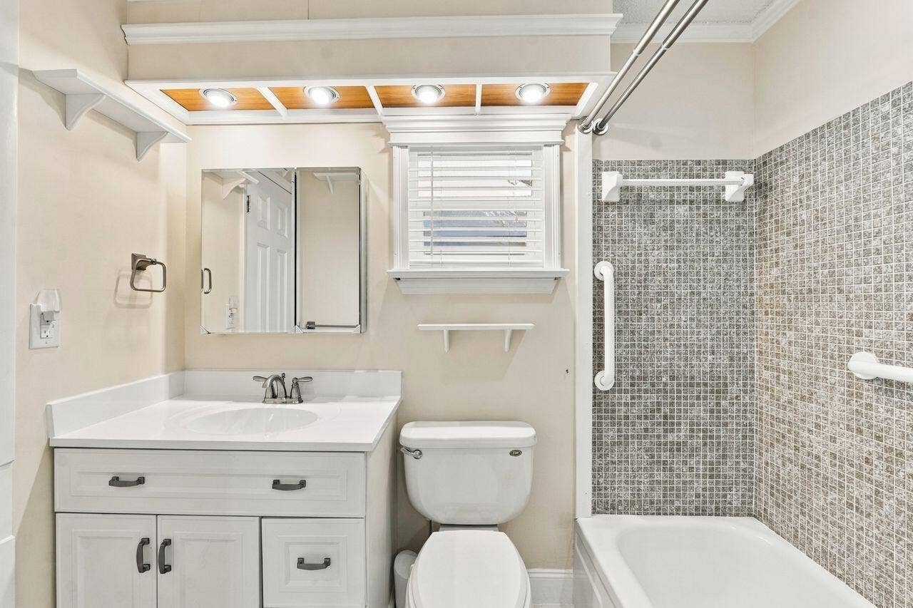 1707 SW 18th Street, Boynton Beach, FL 33426 Full size bathroom attached to 2nd bedroom