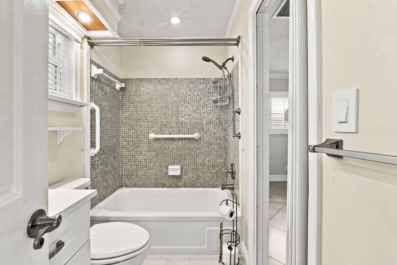1707 SW 18th Street, Boynton Beach, FL 33426 Very bright and updated 2nd bathroom attached to second bedroom