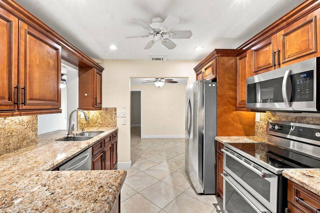 1707 SW 18th Street, Boynton Beach, FL 33426 Wood cabinets, granite, tiled backsplash and stainless appliances