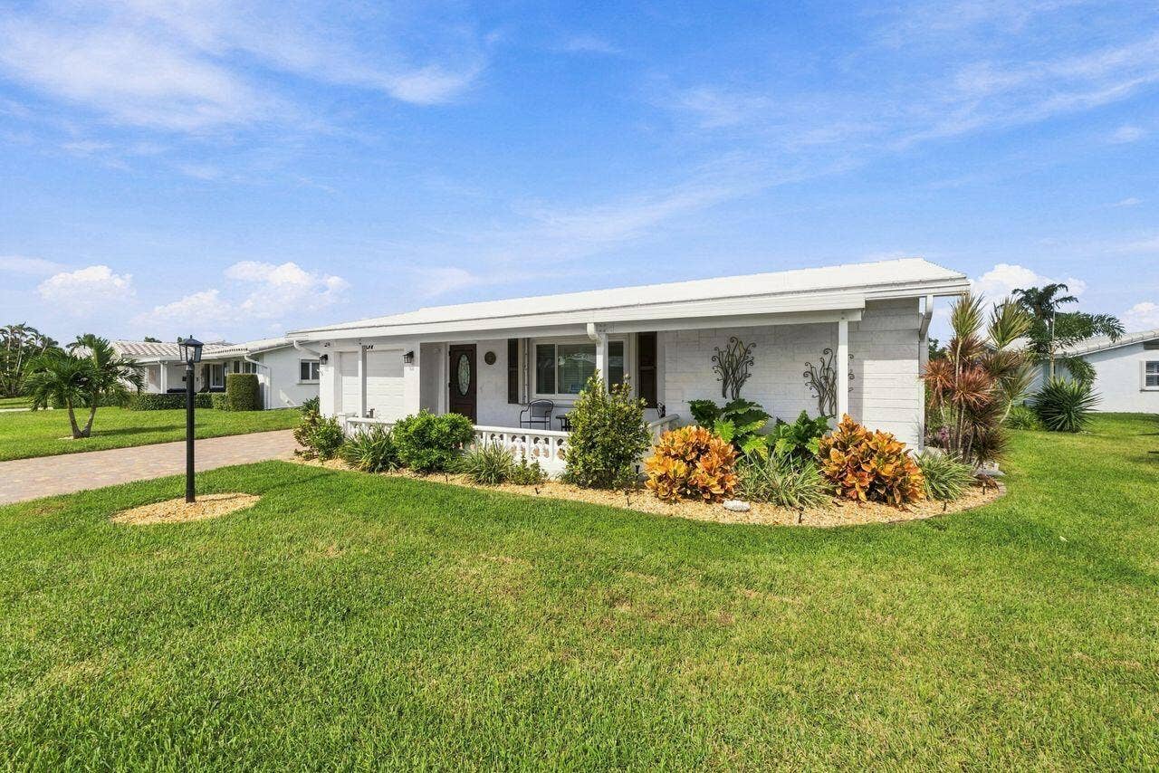 1707 SW 18th Street, Boynton Beach, FL 33426 Oversized lot with beautiful landscaping