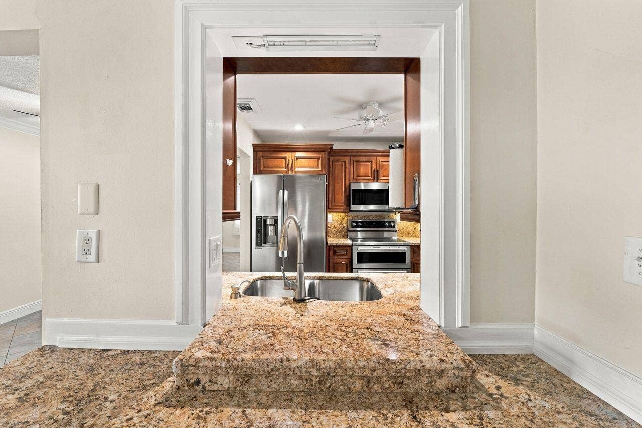 1707 SW 18th Street, Boynton Beach, FL 33426 Pass through from kitchen to dining room