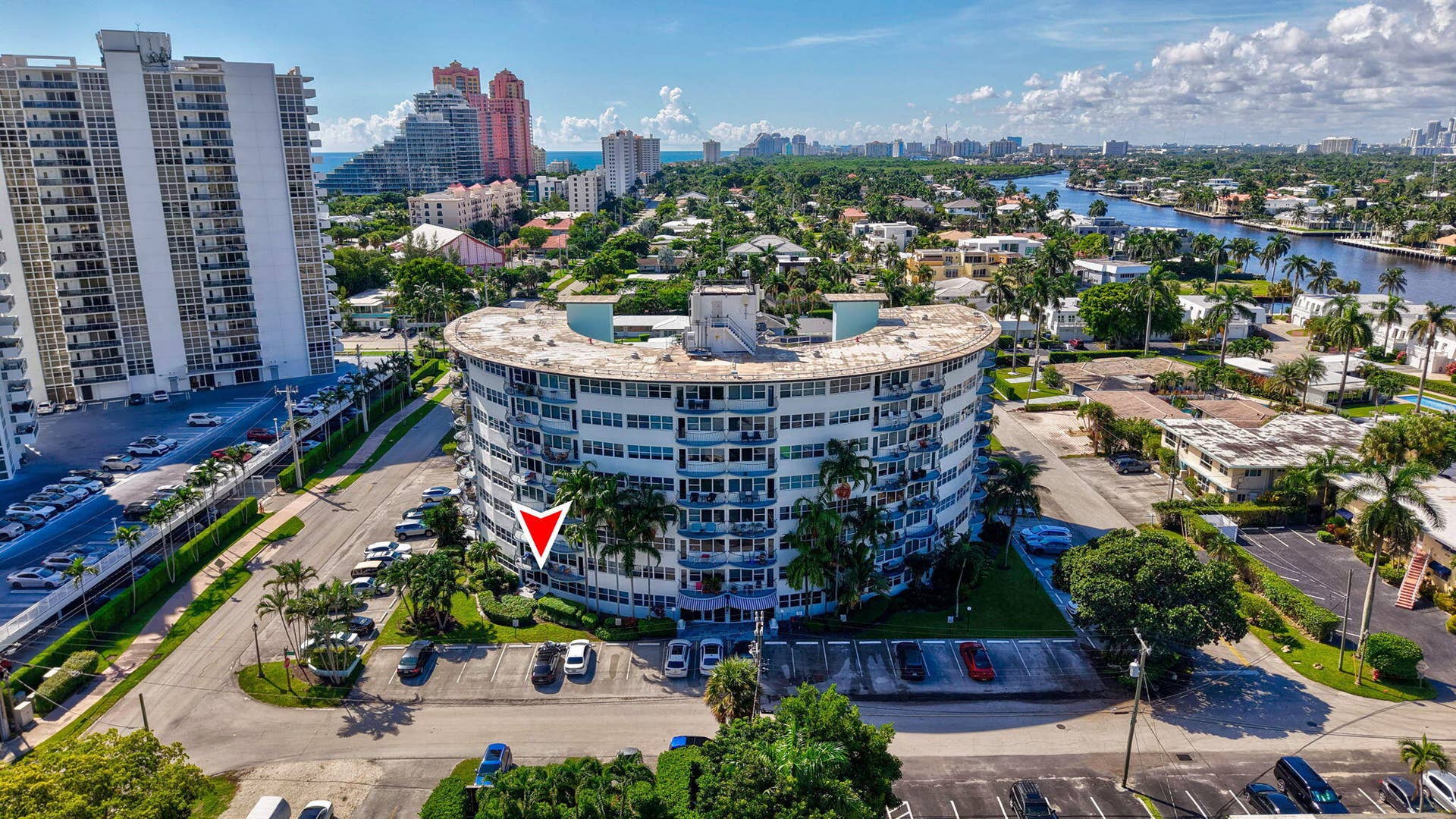 Le Cercle next to Intracoastal