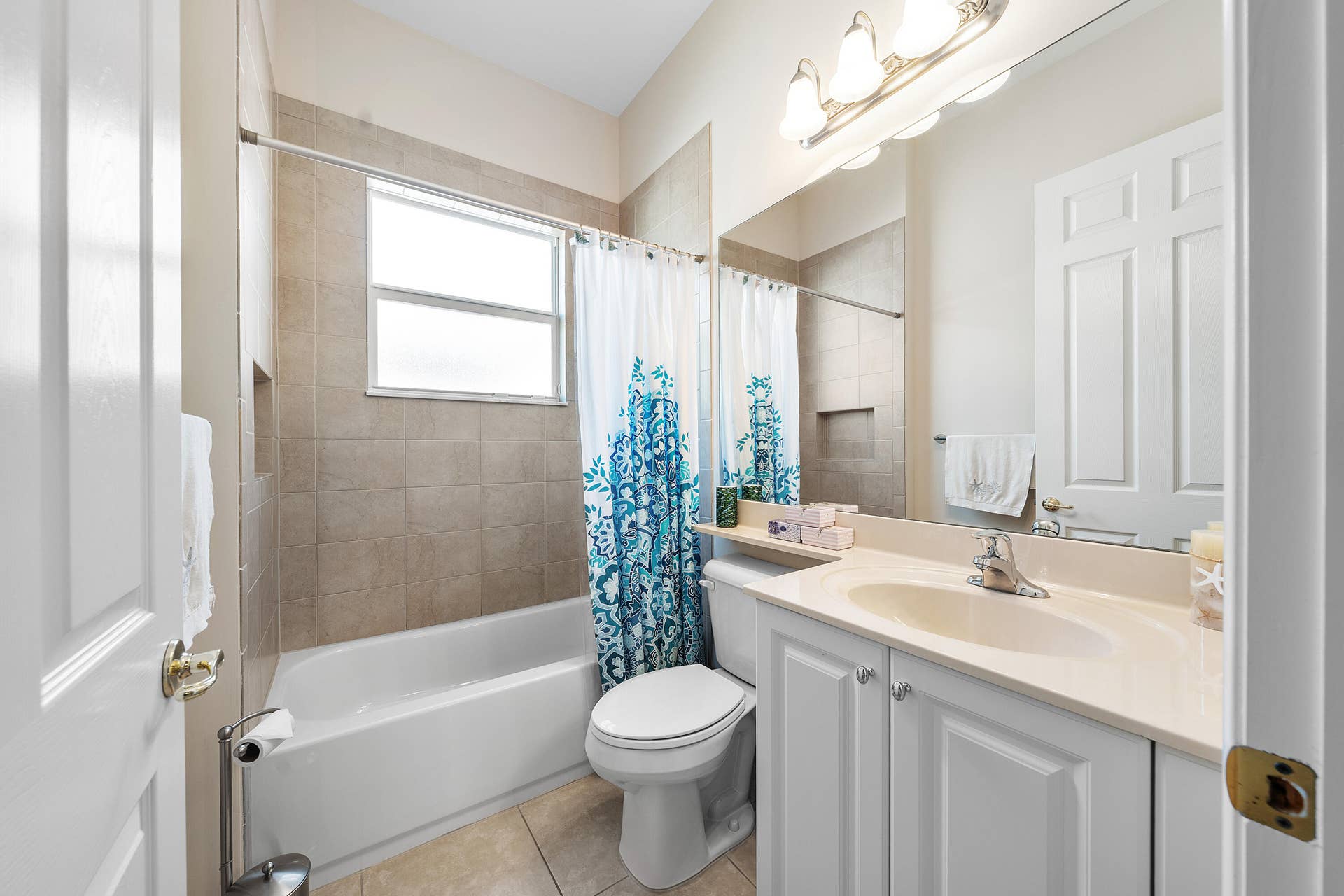 8711 Sunbeam Mountain Terrace, Boynton Beach, FL 33473 Guest Bath