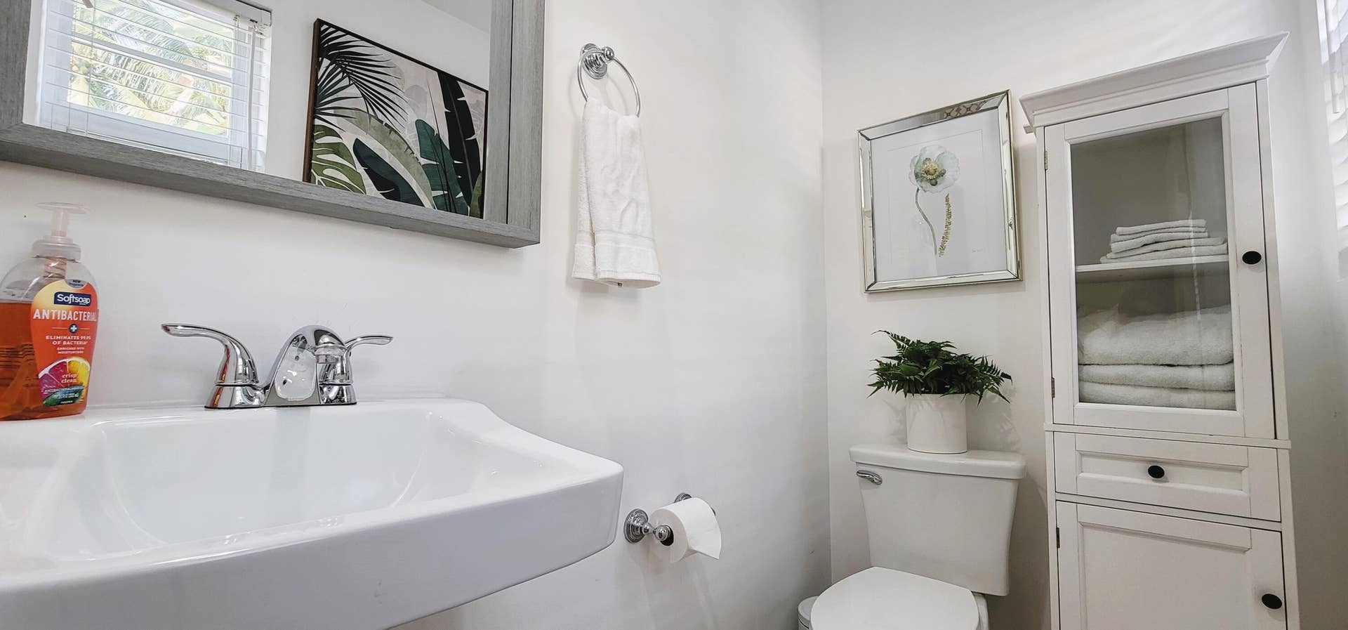 517 31st Street, West Palm Beach, FL 33407 HALF BATHROOM