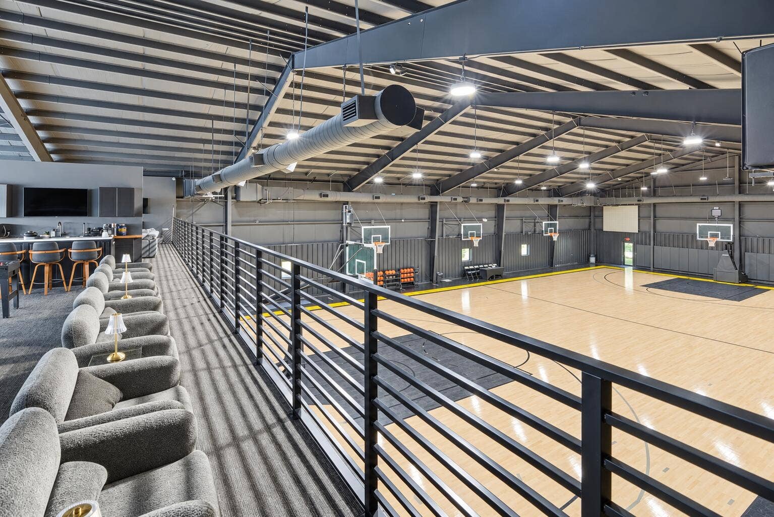 MEZZANINE WITH BAR AND LOUNGE