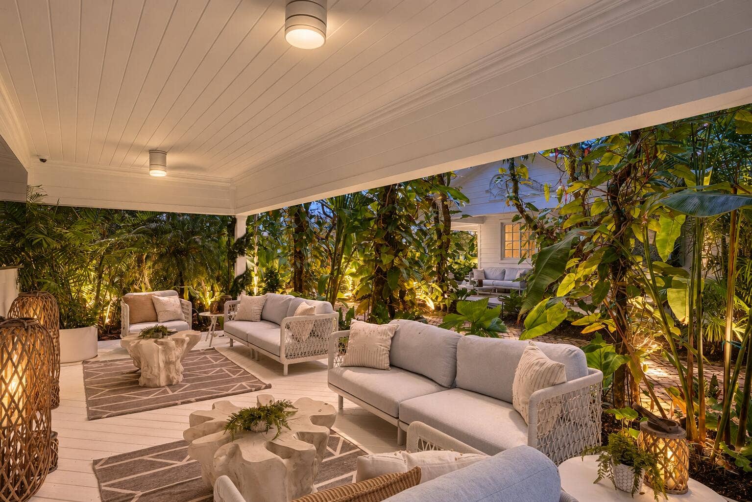 13920 Stirling Road, Southwest Ranches, FL 33330 COVERED LOUNGE AND SEATING