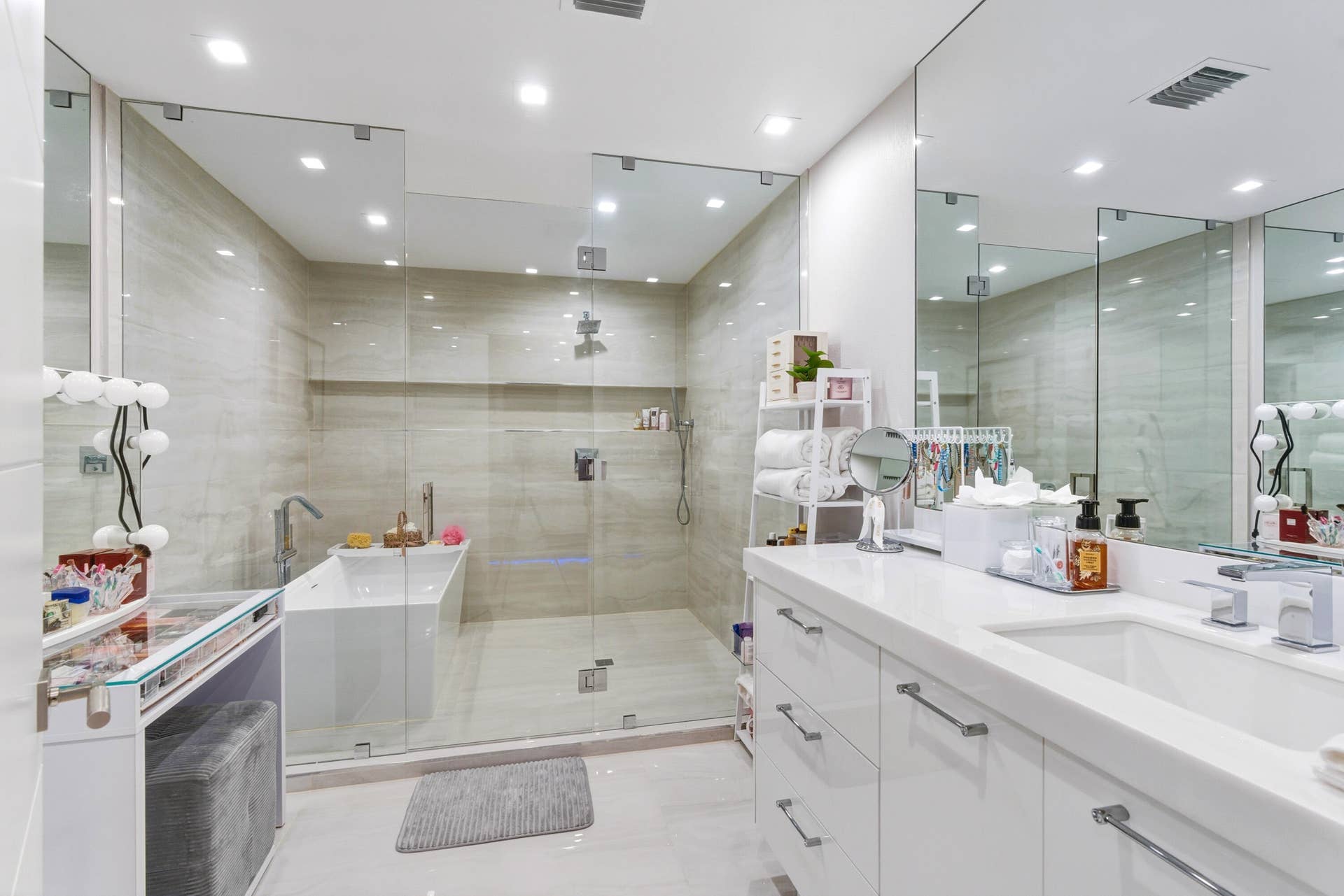 13920 Stirling Road, Southwest Ranches, FL 33330 1ST DOWNSTAIRS BEDROOM ENSUITE BATHROOM