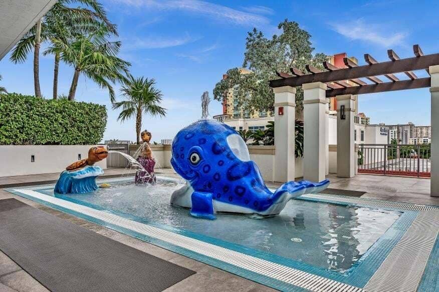 Sunny Isles Beach, Sunny Isles Beach, FL 33160 Kids Pool Area