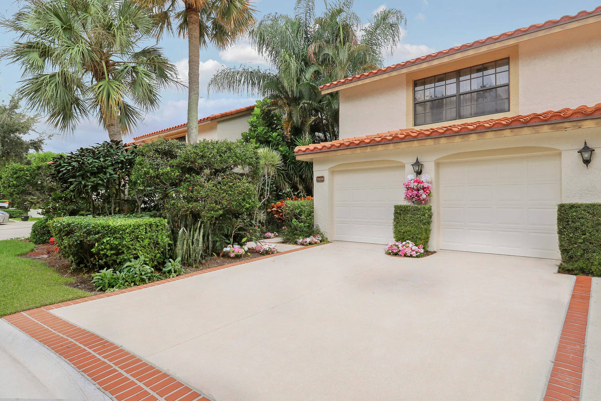 7828 LA MIRADA Drive, Boca Raton, FL 33433 2 car Garage