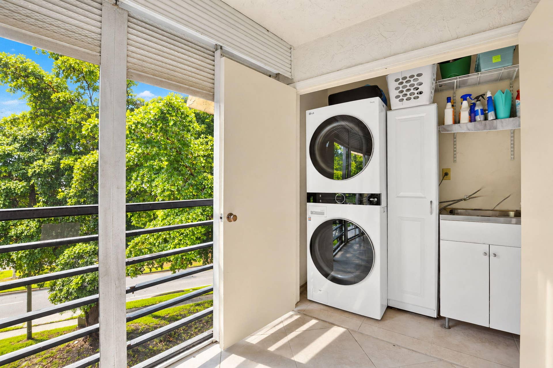 23344 CAROLWOOD Lane, #505, Boca Raton, FL 33428 Stackable washer/Dryer with Laundry Sink