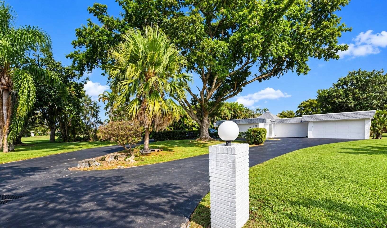 5707 WHITE HICKORY Circle, Tamarac, FL 33319 AI enhanced