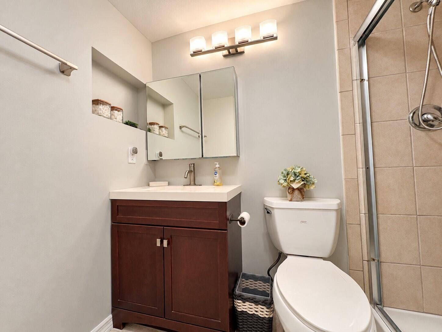 Updated Full Ensuite Bath