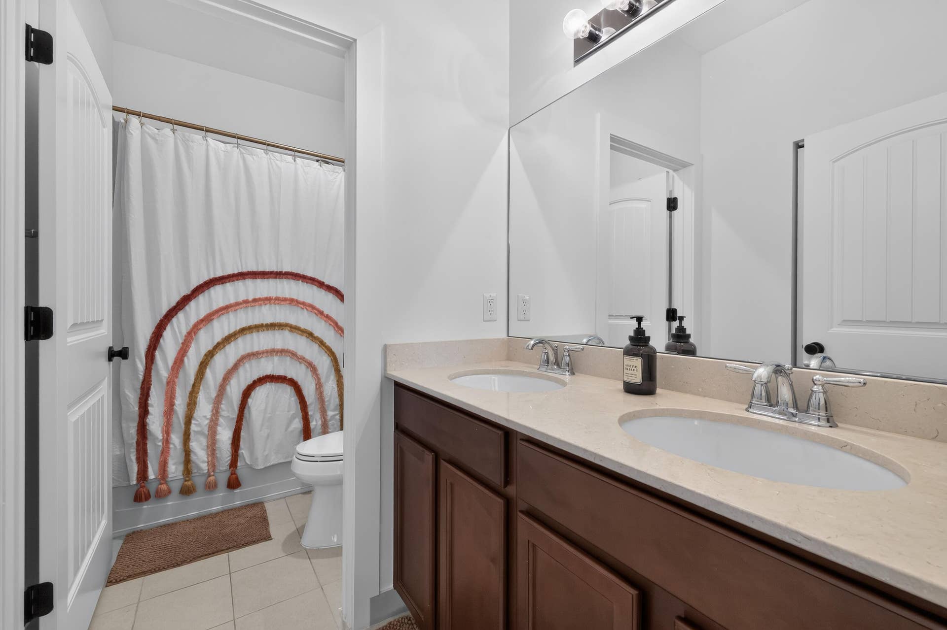 7050 LIMESTONE CAY Road, Jupiter, FL 33458 Full bath 3 located off the hall between bedrooms 4 & 5