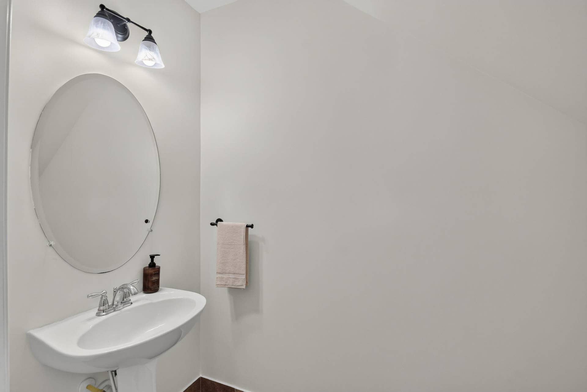 9070 WINTERHAVEN Circle, West Palm Beach, FL 33411 Powder Room (1st Floor)