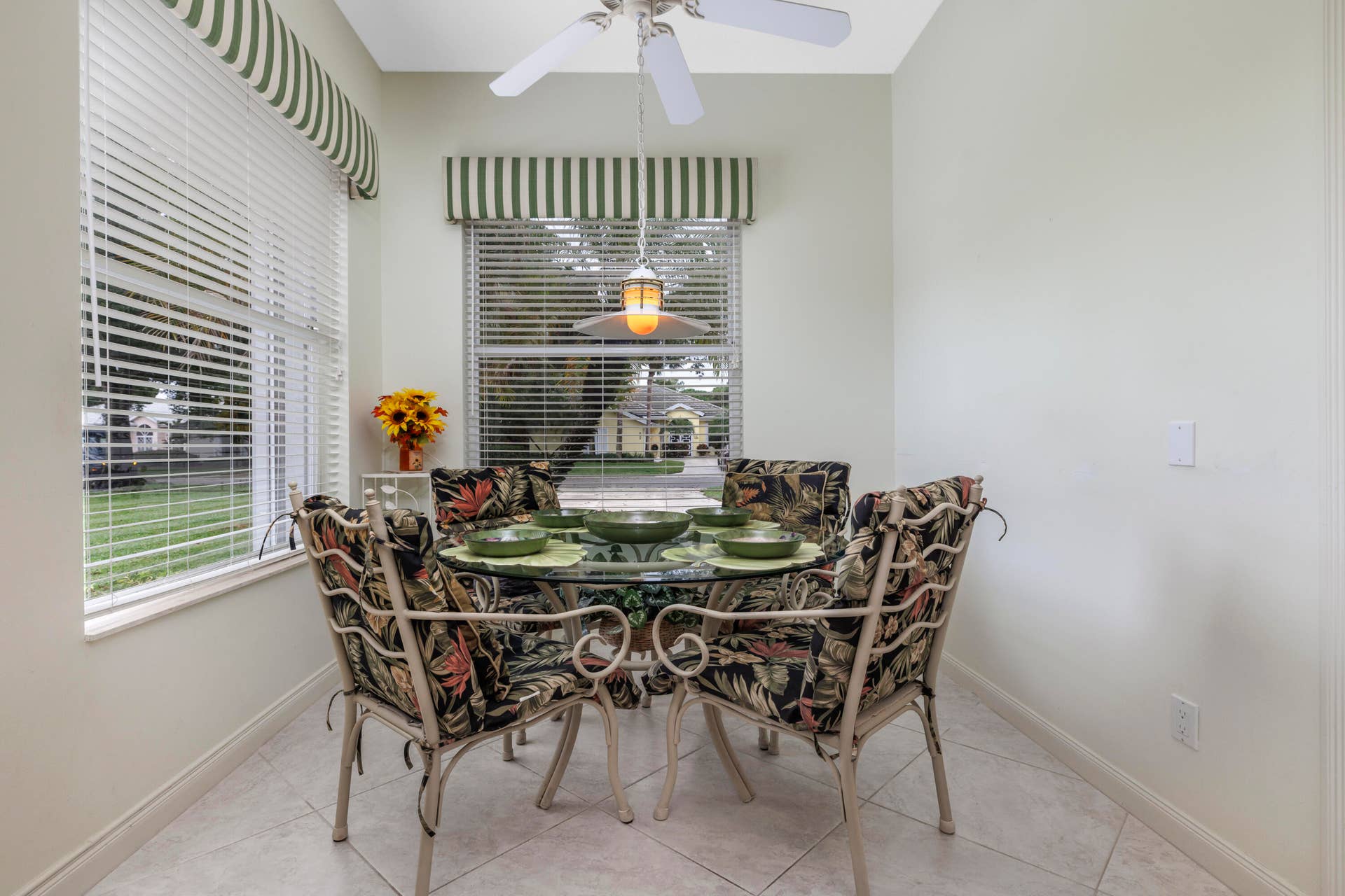 Breakfast Nook/Dine-In Kitchen