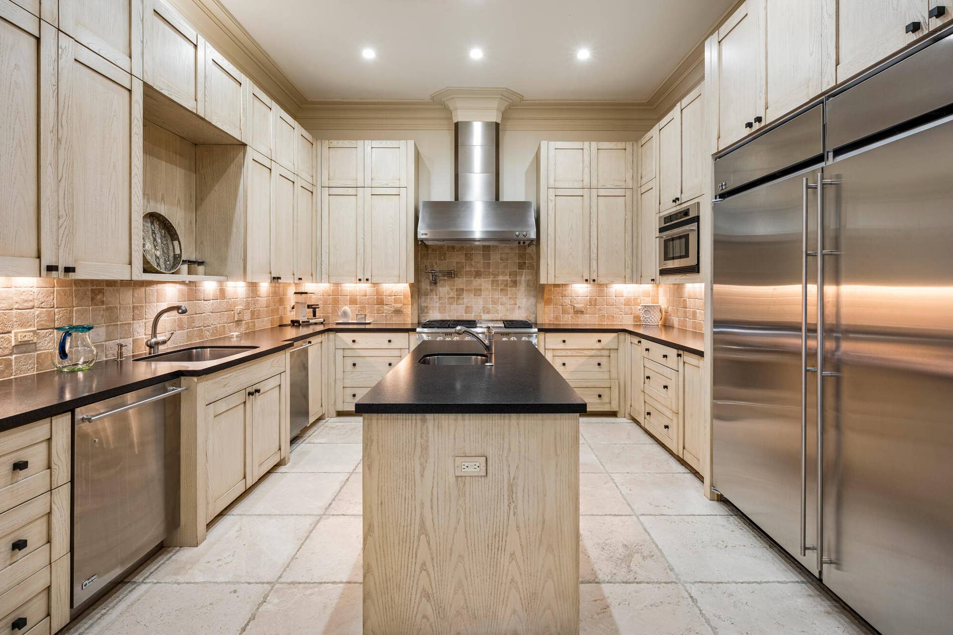 13 Via Vizcaya, Palm Beach, FL 33480 Kitchen