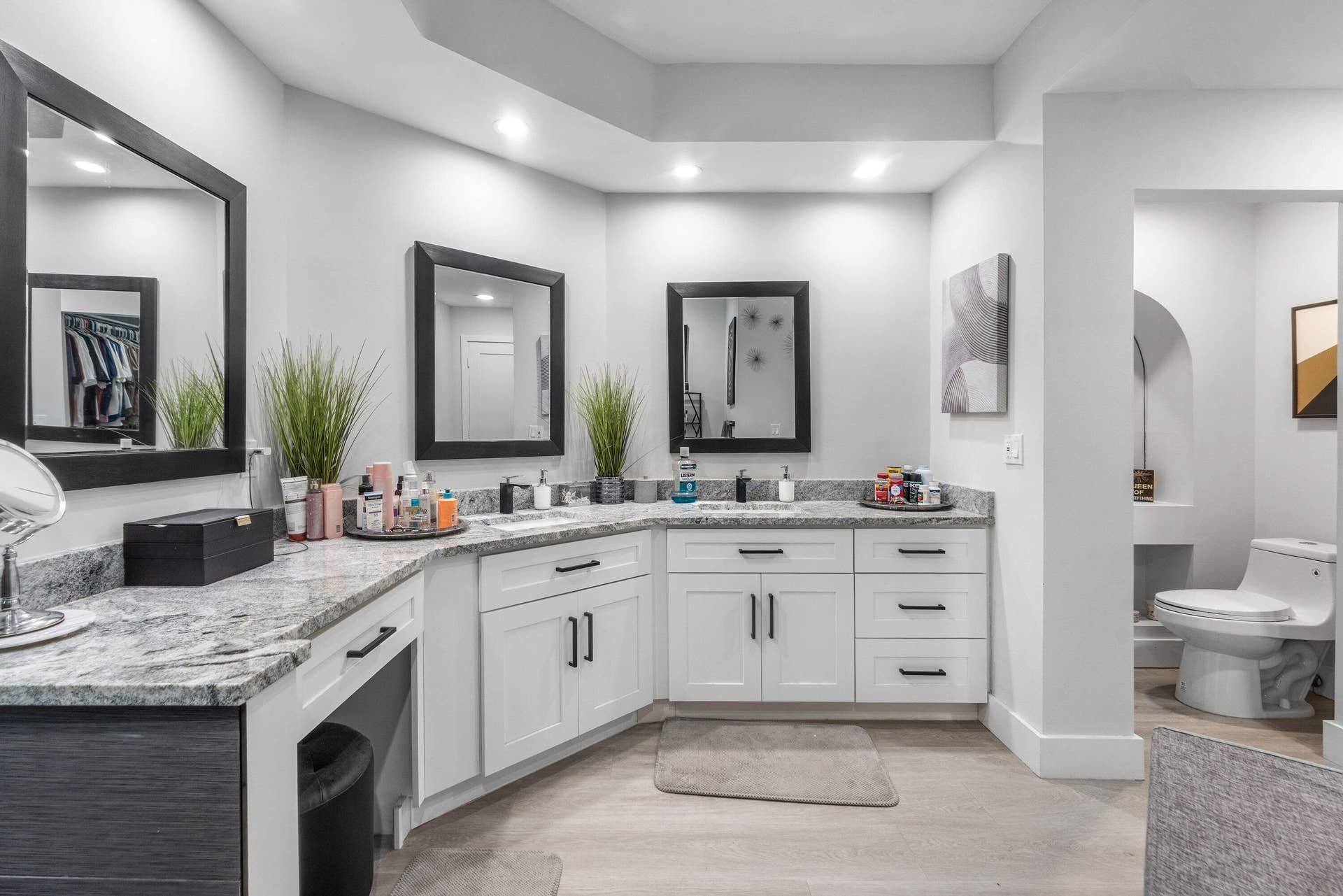 13138 Touchstone Place, Palm Beach Gardens, FL 33418 Dual vanity with undermount sinks and black framed mirrors