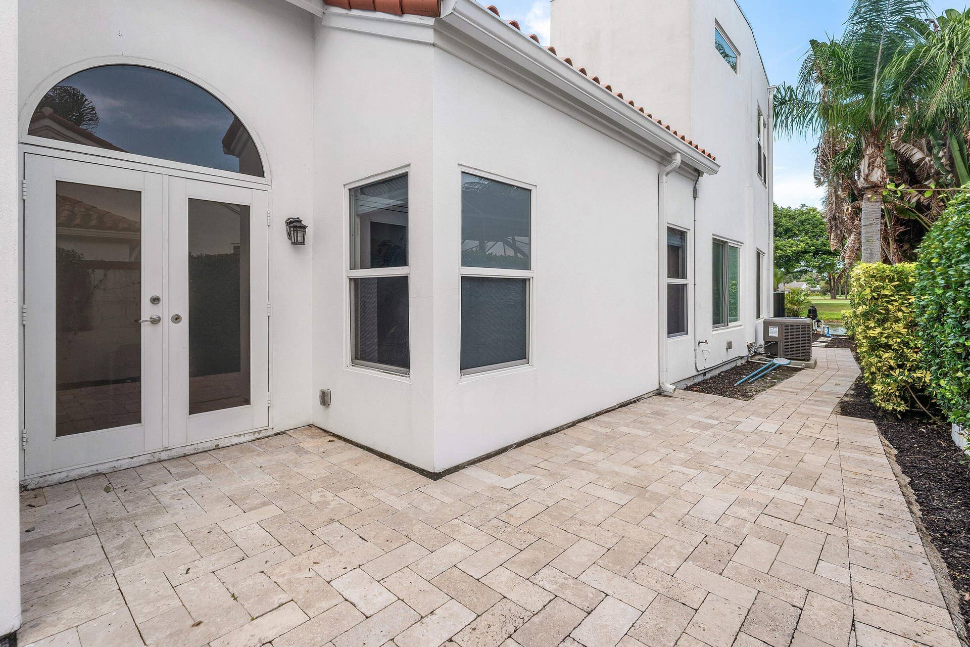 13138 Touchstone Place, Palm Beach Gardens, FL 33418 White stucco exterior with a terra cotta tile roof accent