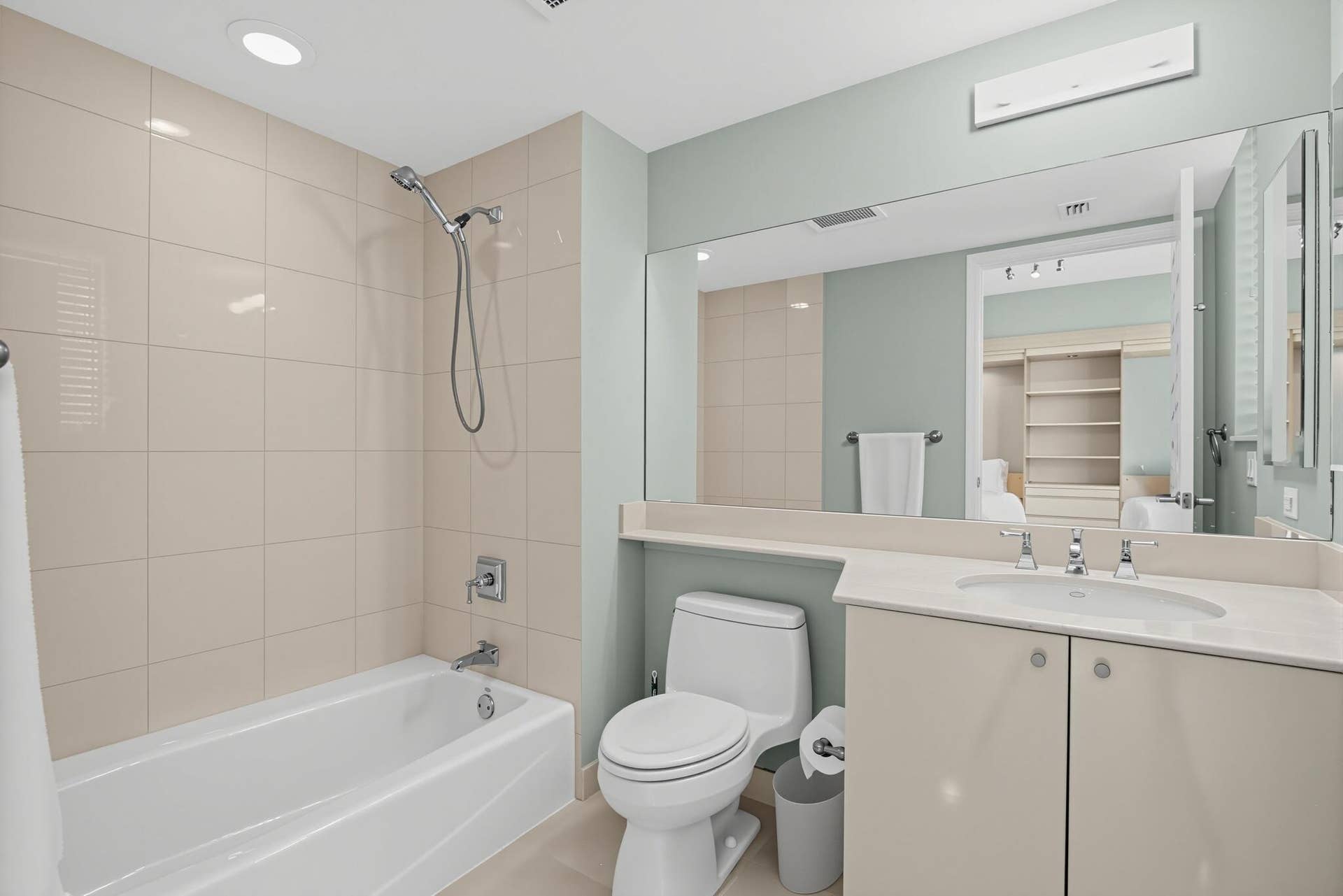 73_411_N_New_River_Dr_E-Bathroom-4--1