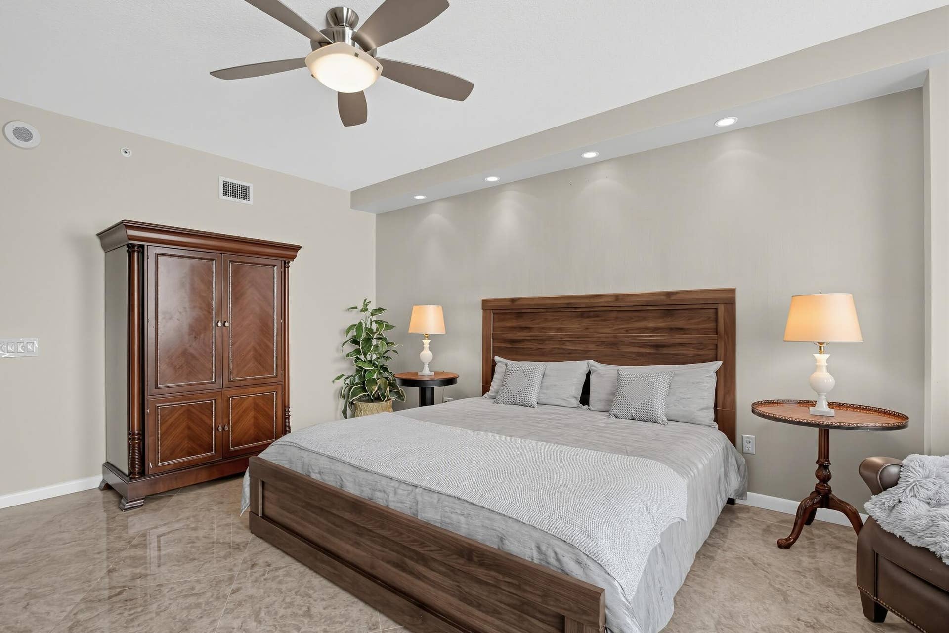 64_411_N_New_River_Dr_E-Bedroom-1414