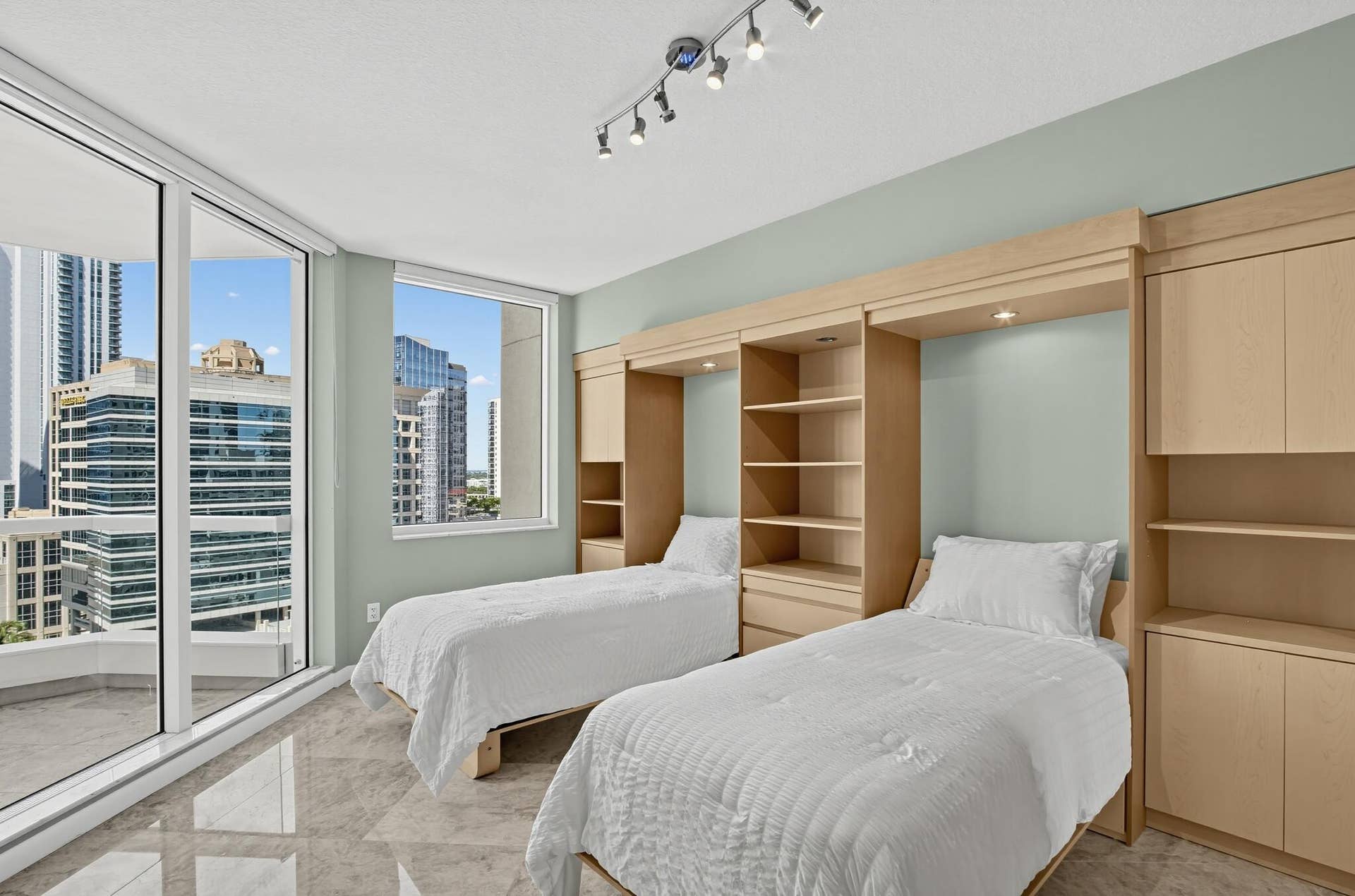 56_411_N_New_River_Dr_E-Bedroom-1424