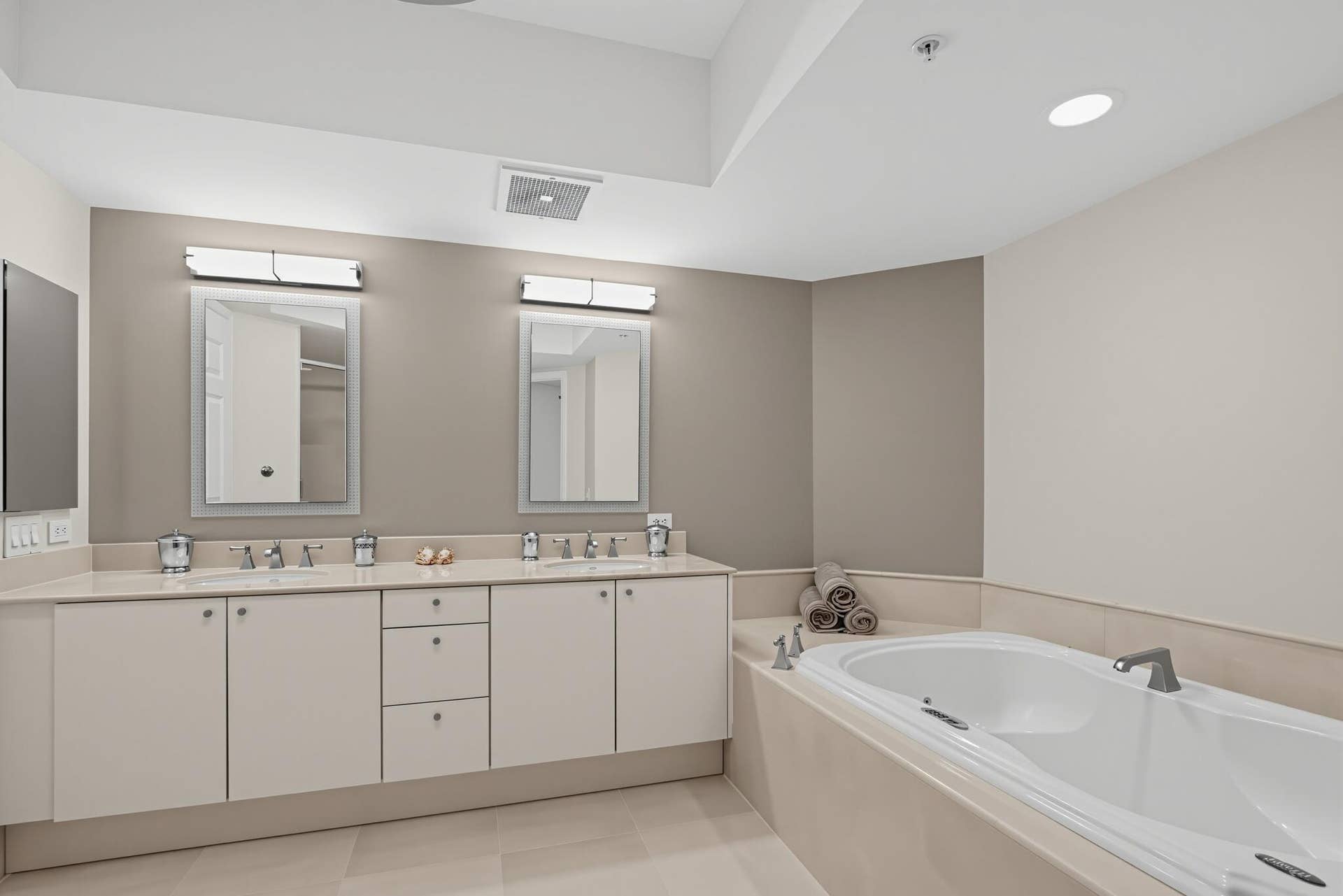 72_411_N_New_River_Dr_E-Bathroom-1416