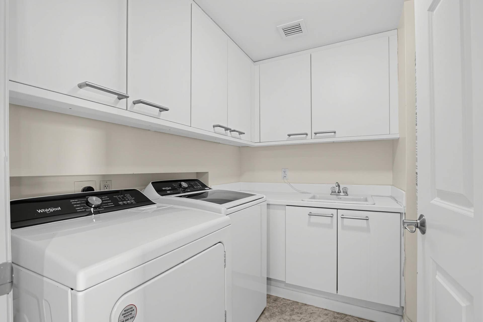78_411_N_New_River_Dr_E-Laundry-1441