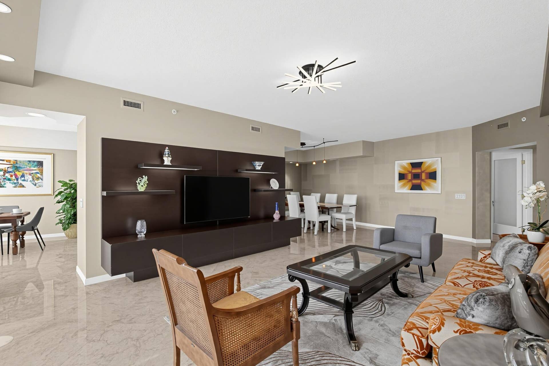 31_411_N_New_River_Dr_E-Living_roomwBrea
