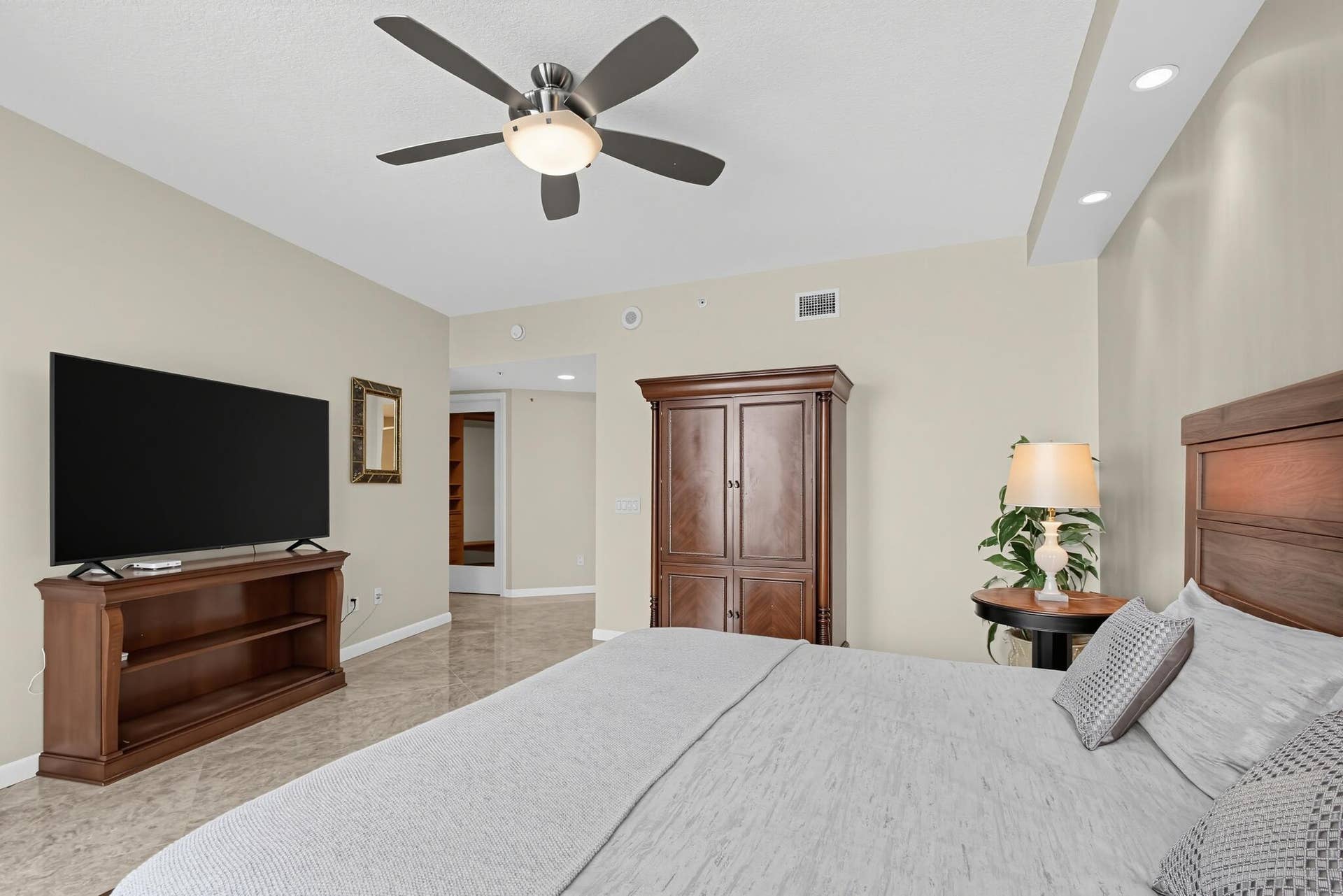 63_411_N_New_River_Dr_E-Bedroom-1415