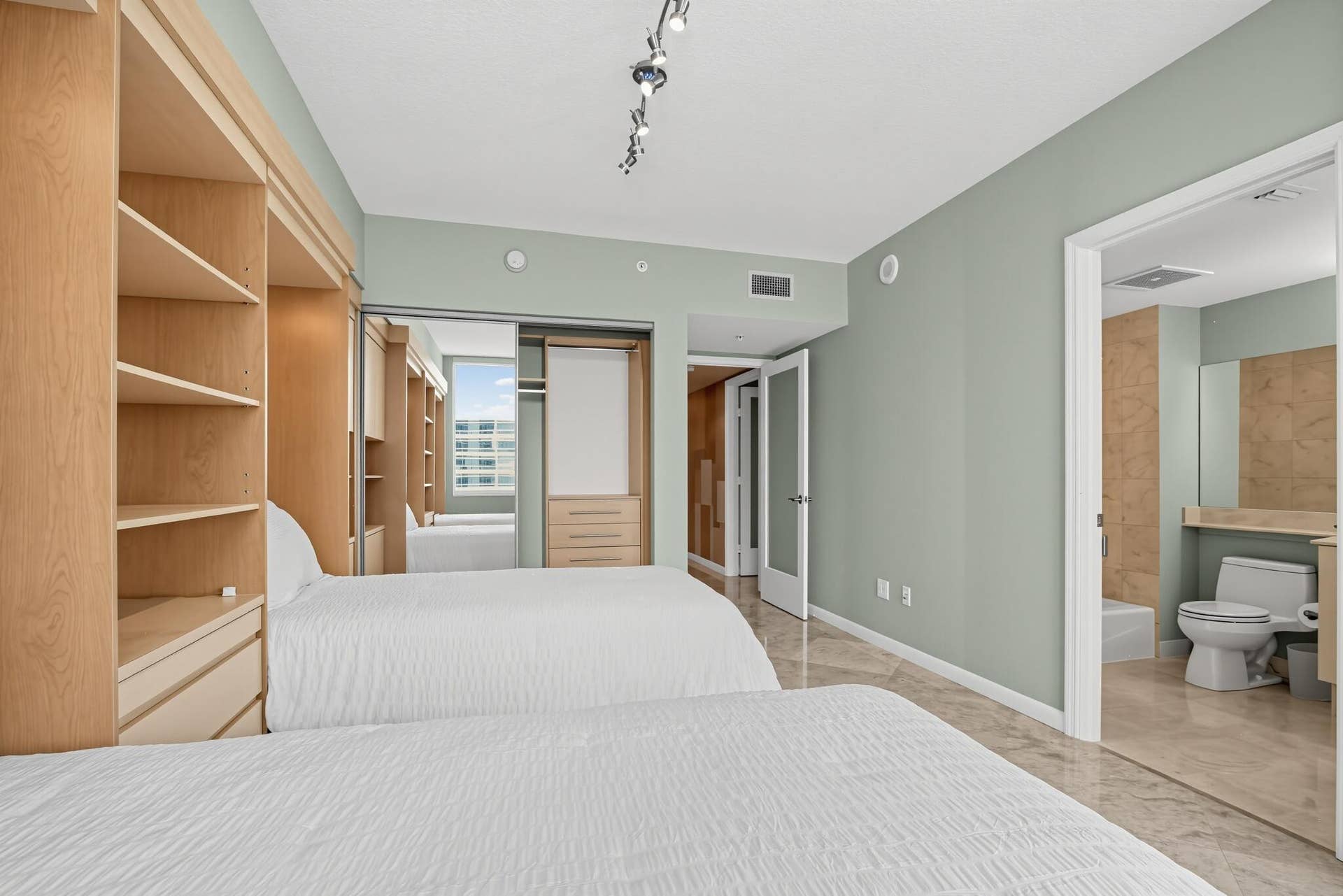 60_411_N_New_River_Dr_E-Bedroom-1433