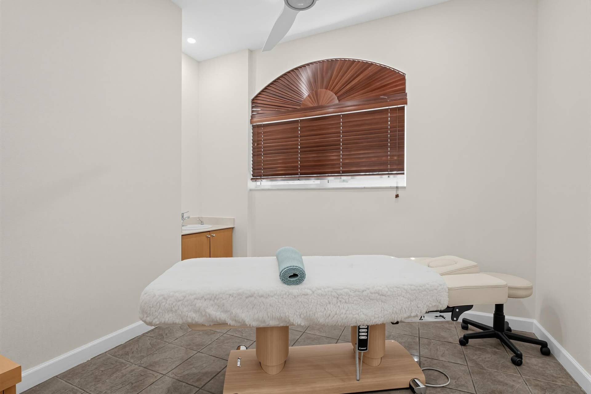 75_411_N_New_River_Dr_E-MassageTable-146