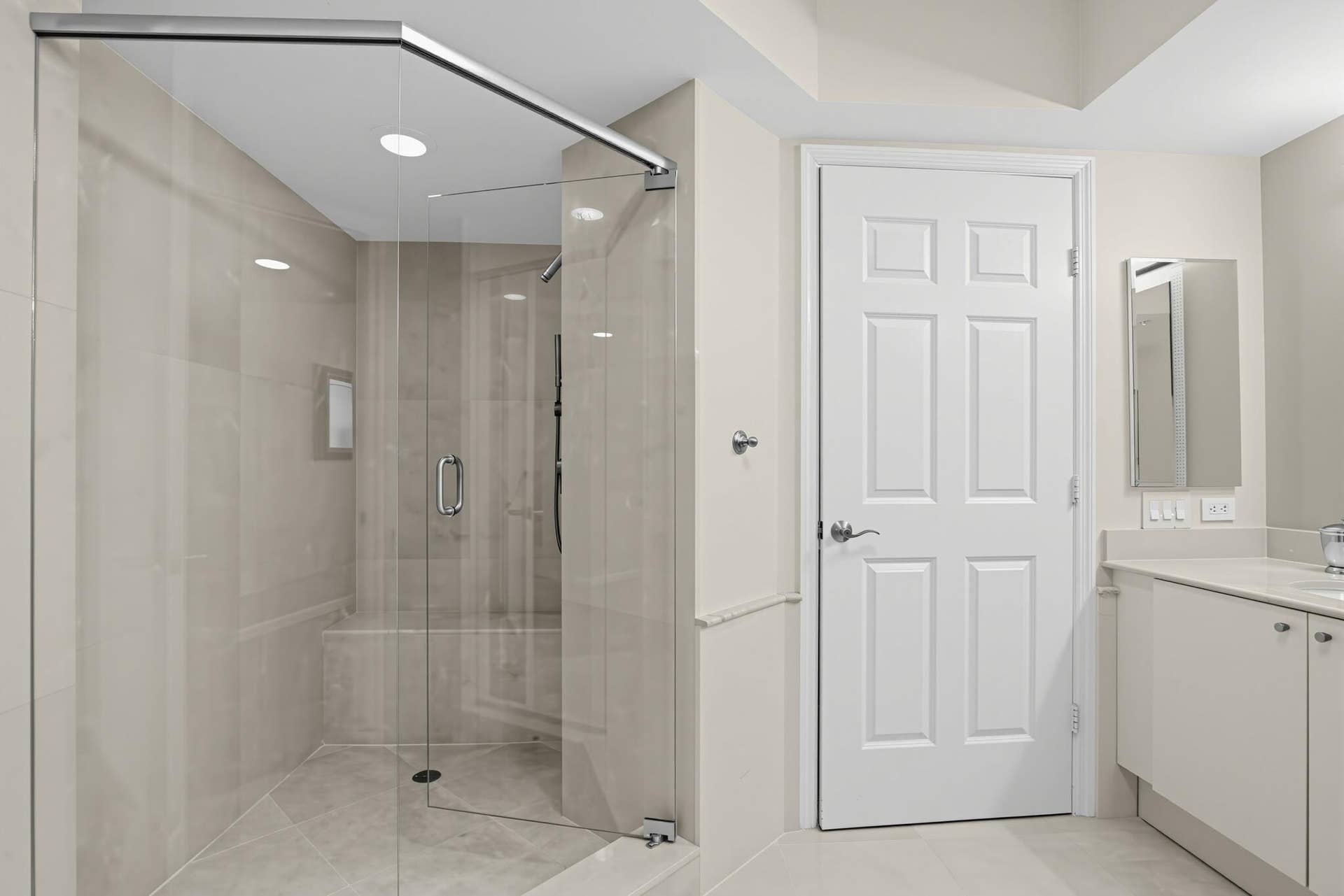 69_411_N_New_River_Dr_E-Bathroom-1420