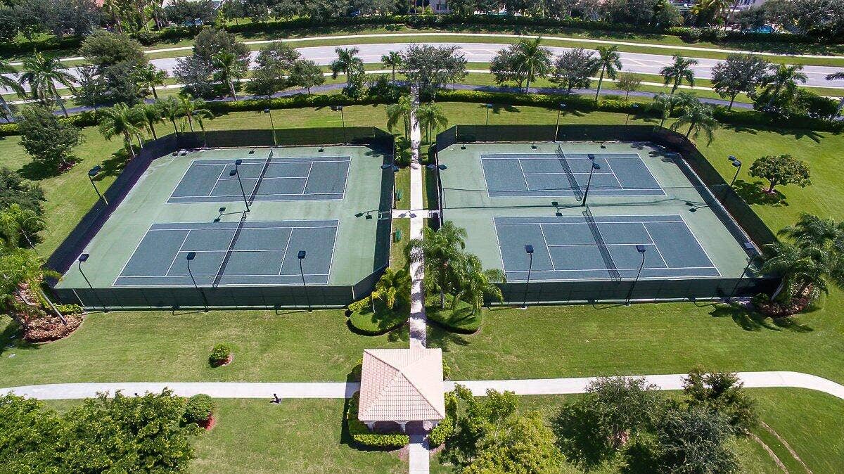 Isles at Wellington - tennis courts