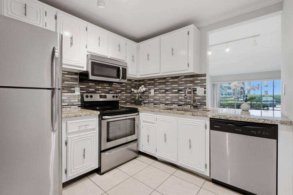 485 N PINE ISLAND Road, #A105, Plantation, FL 33324 Updated modern kitchen