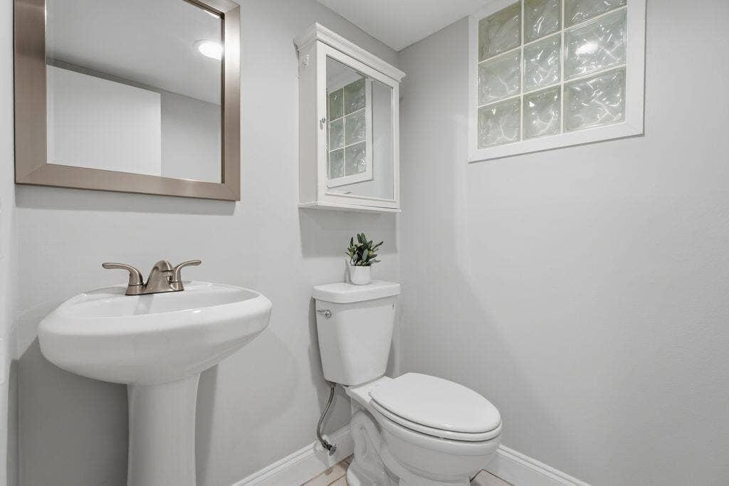 485 N PINE ISLAND Road, #A105, Plantation, FL 33324 Guest half bath- modern and updated