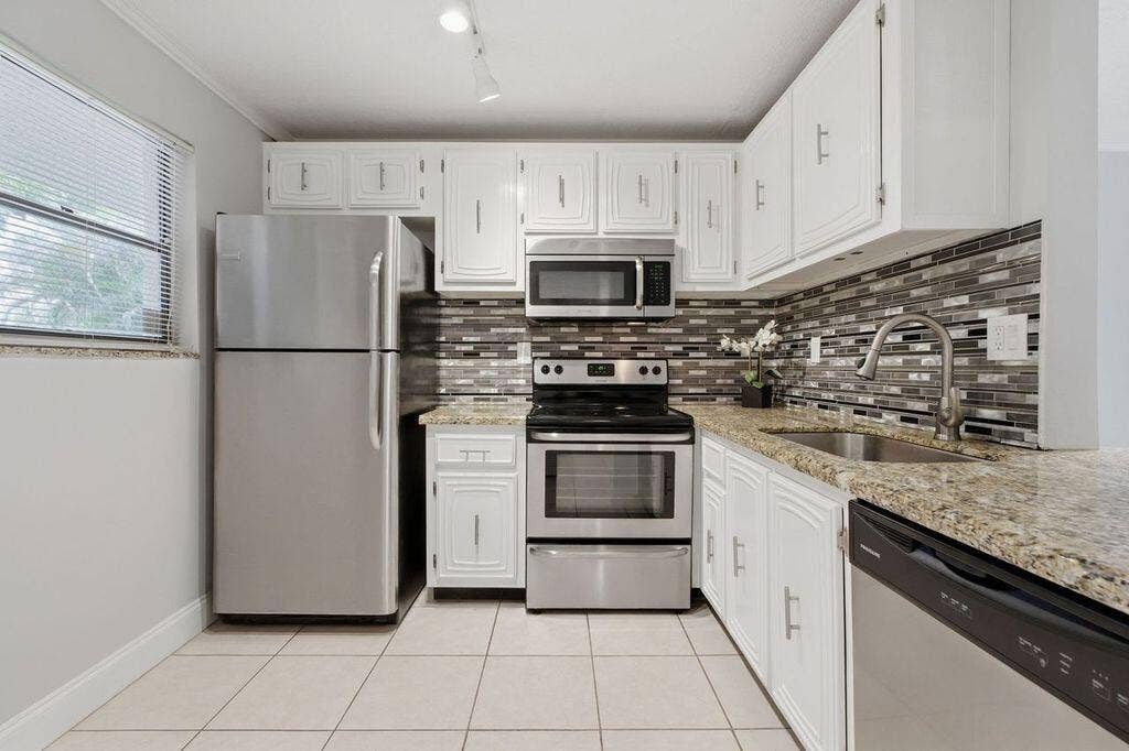 485 N PINE ISLAND Road, #A105, Plantation, FL 33324 Stainless appliances including dishwasher granite counters