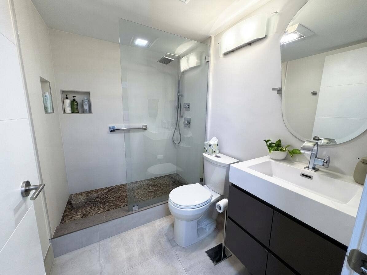 5900 Camino Del Sol, #302, Boca Raton, FL 33433 Bath 7