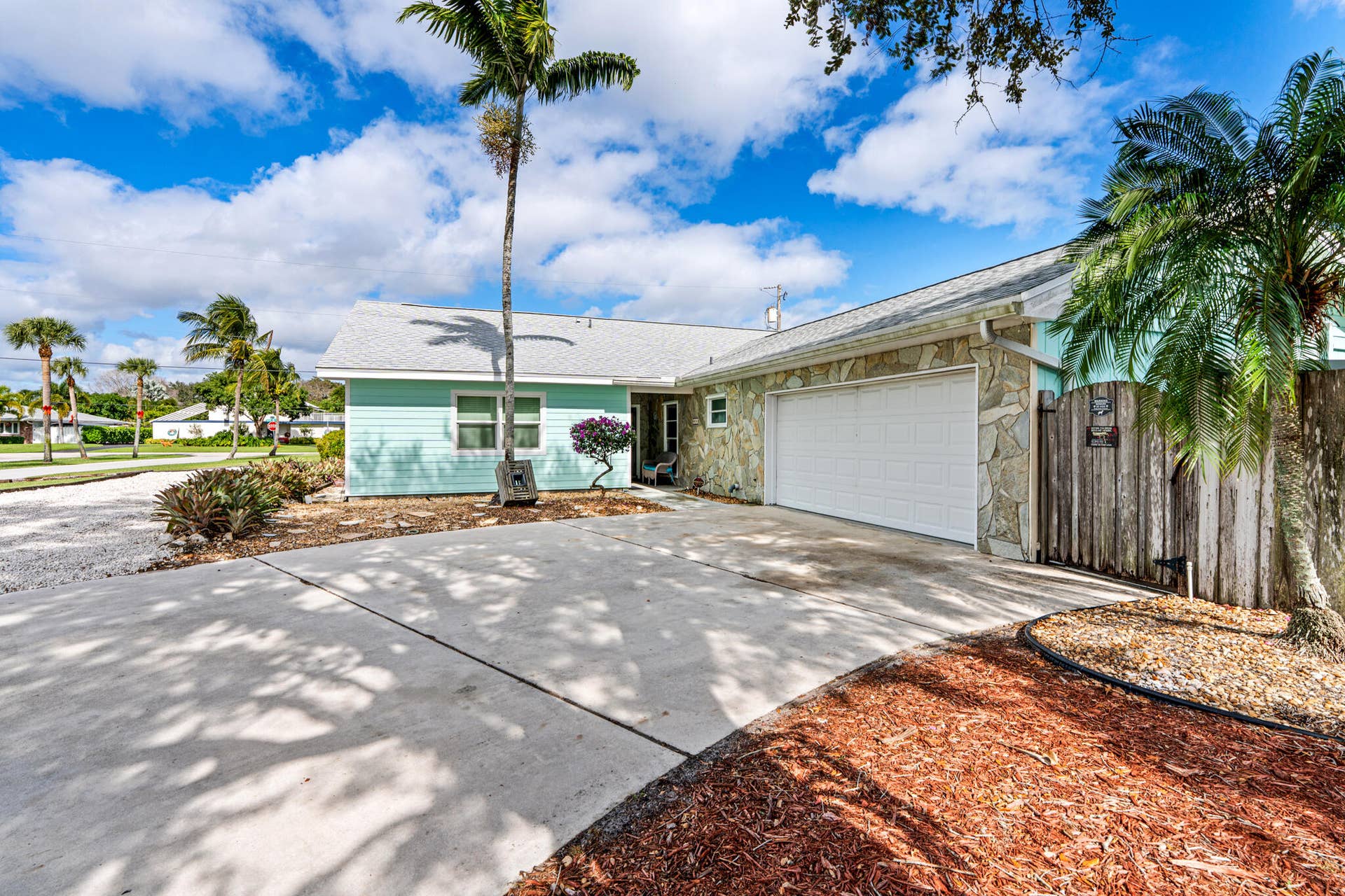 611 East Drive, Delray Beach, FL 33445 611 East Dr 44 Driveway