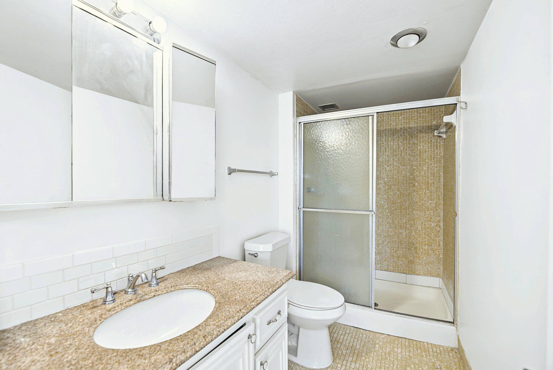 7051 Environ Boulevard, #534, Lauderhill, FL 33319 Guest Bathroom