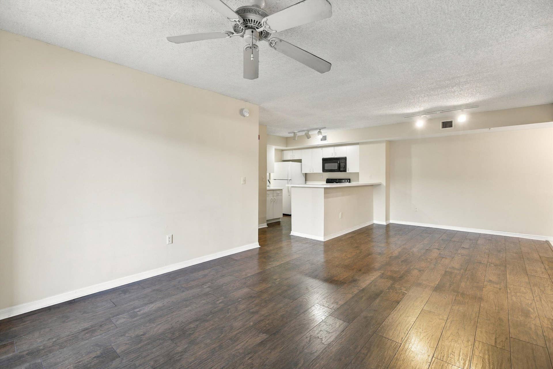 2640 S University Drive, #222, Davie, FL 33328 Living Area