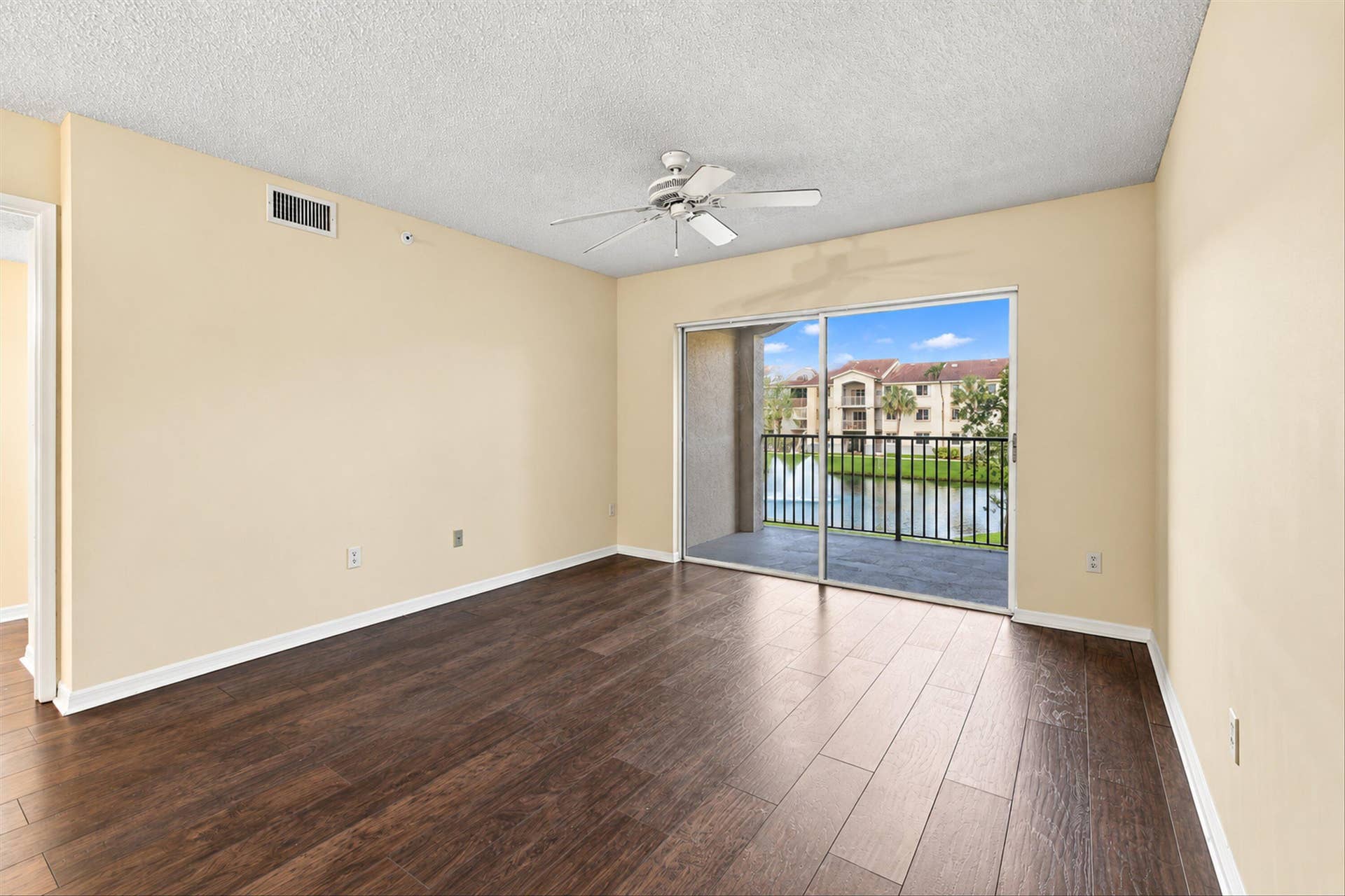 2640 S University Drive, #222, Davie, FL 33328 Living Area