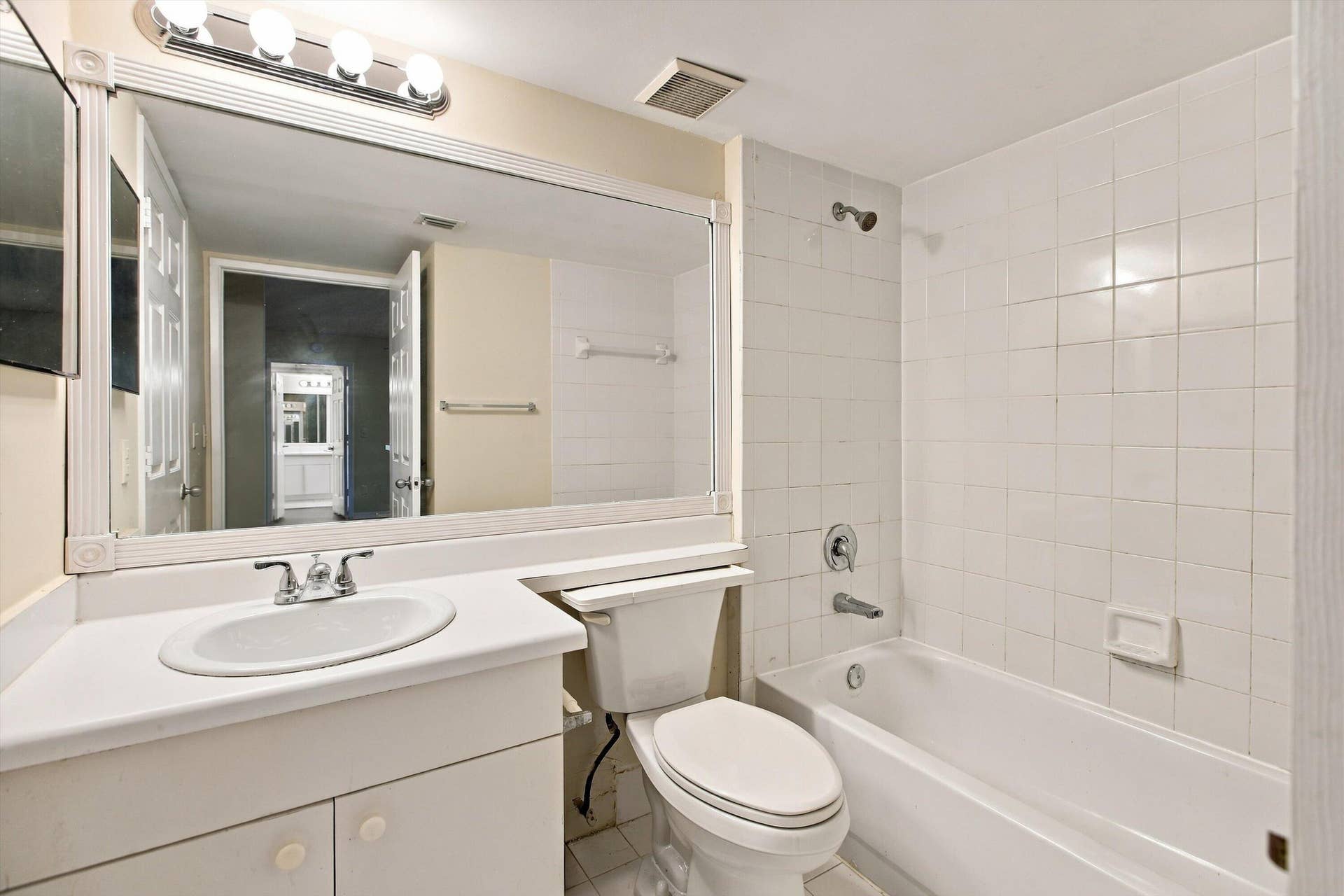 2640 S University Drive, #222, Davie, FL 33328 Second Bathroom