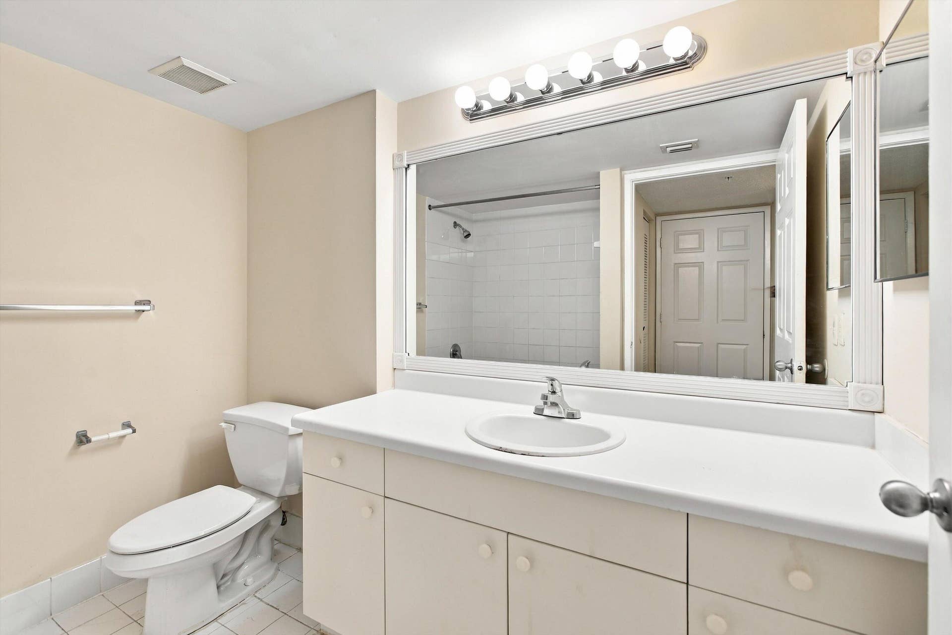 2640 S University Drive, #222, Davie, FL 33328 Bathroom
