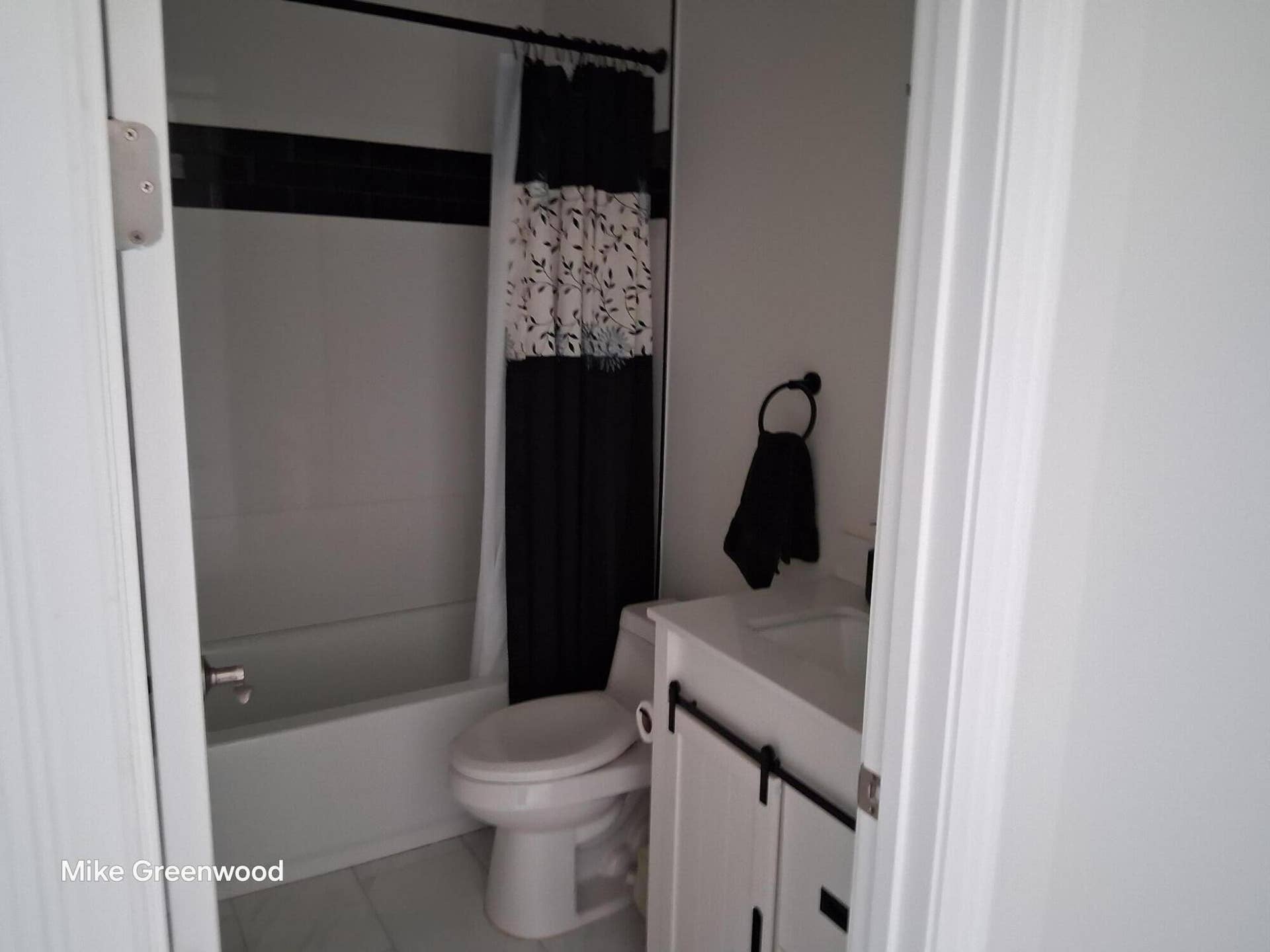 7952 SE US HIGHWAY 441 SE, Okeechobee, FL 34974 hall bath