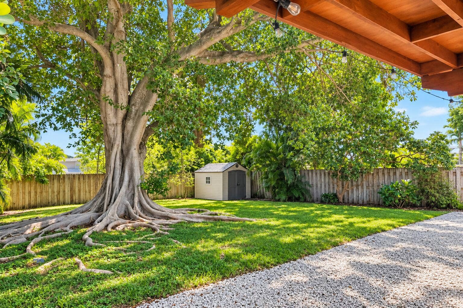 1216 NE 16th Terrace, Fort Lauderdale, FL 33304 yard
