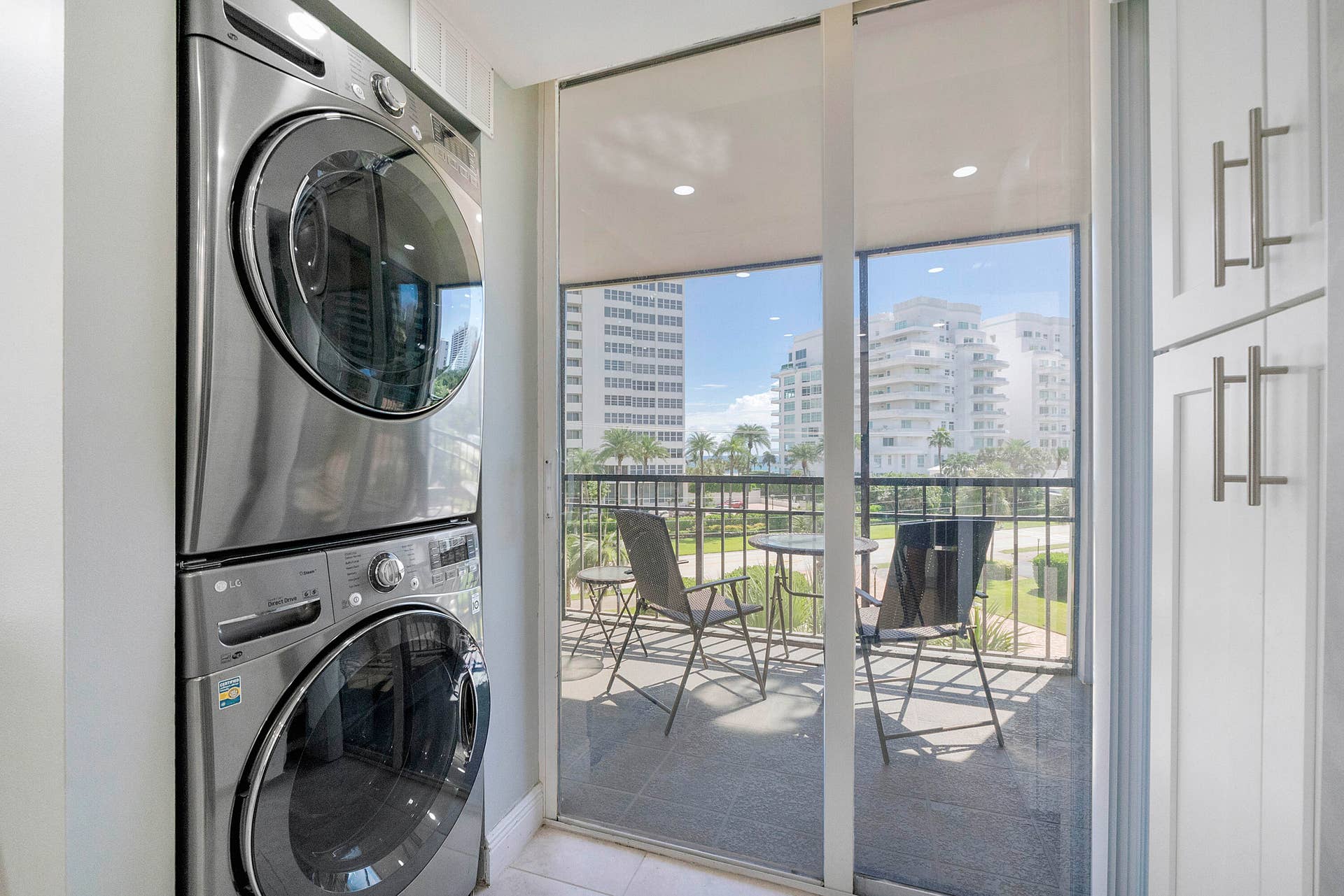 1901 S Ocean Boulevard, #401, Boca Raton, FL 33432 Convenient full size LG washer & dryer