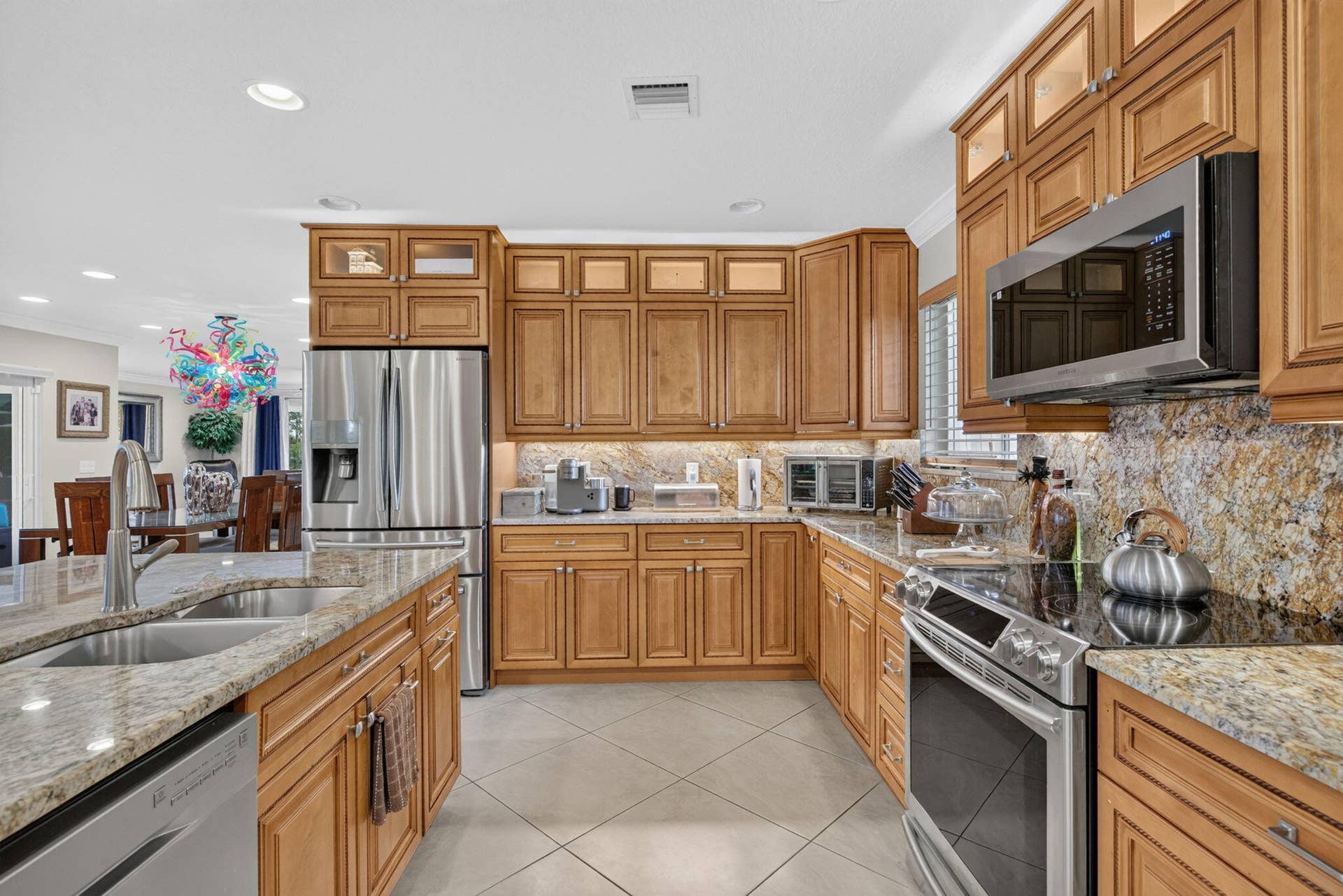 330 SW 75th Avenue, Plantation, FL 33317 Kitchen