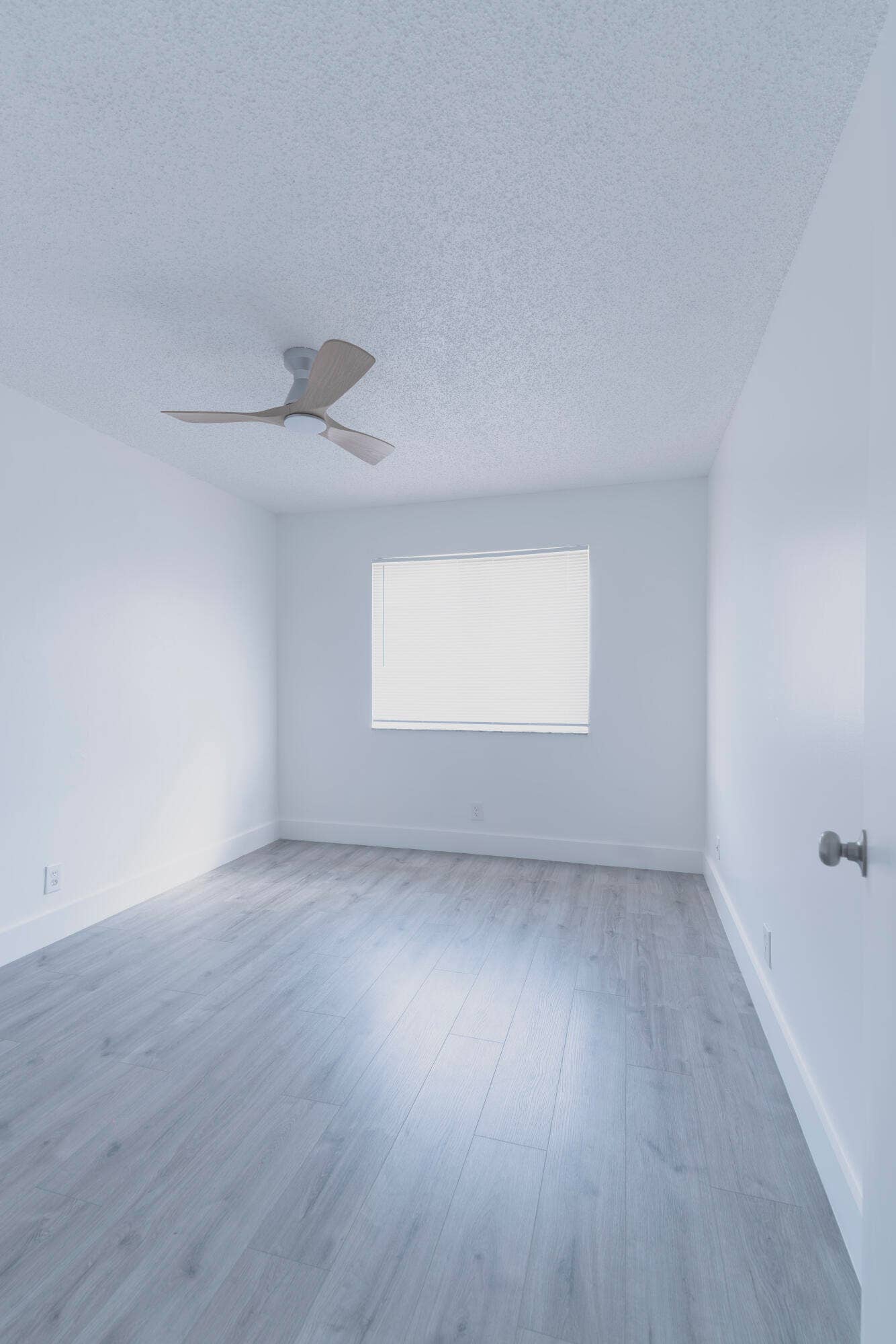 Recessed window with blinds, modern ceiling fan, and vinyl wood like flooring