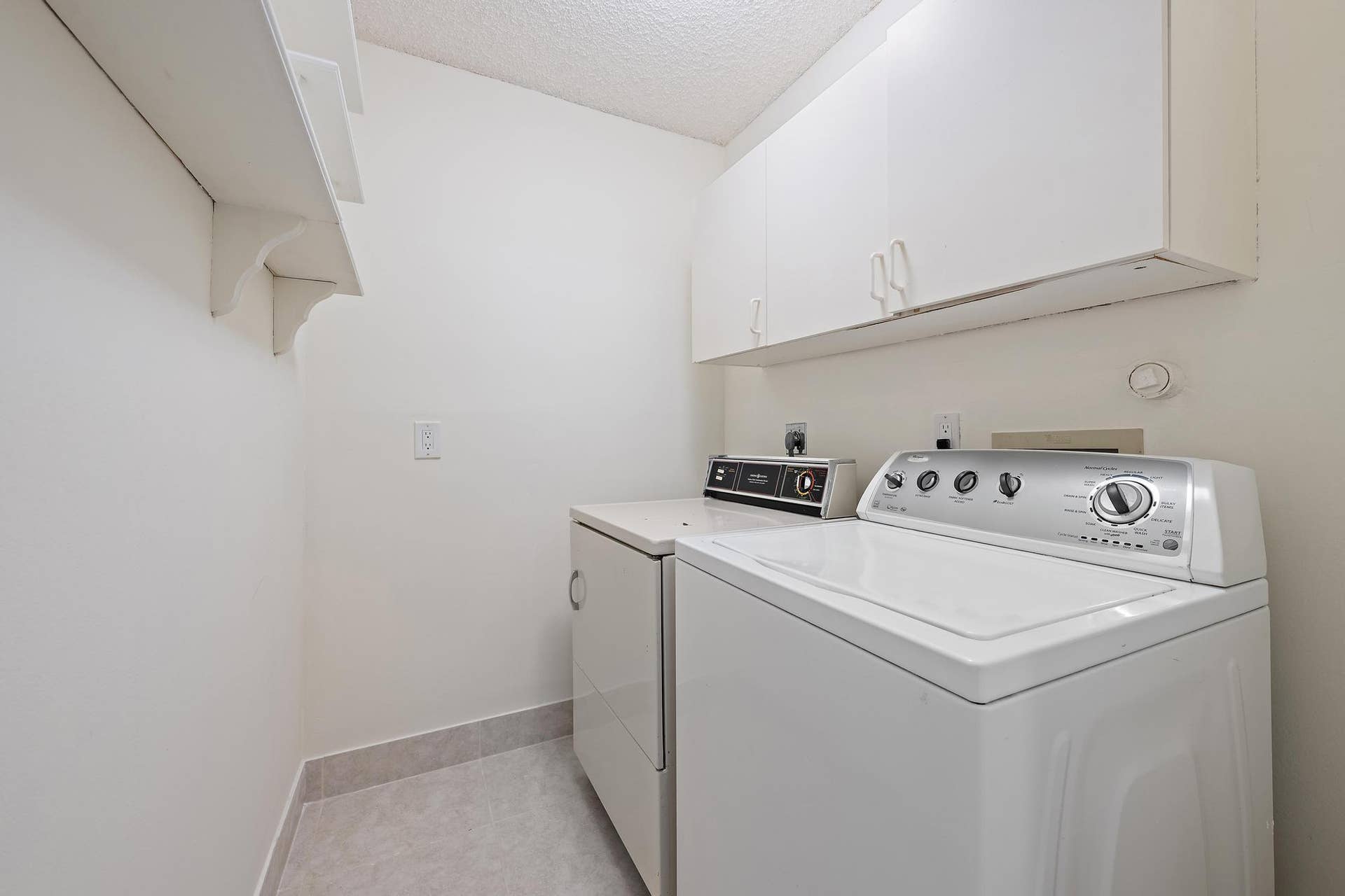 370 Prestwick Circle, #2, Palm Beach Gardens, FL 33418 370 Prestwick Cir apt 2-12